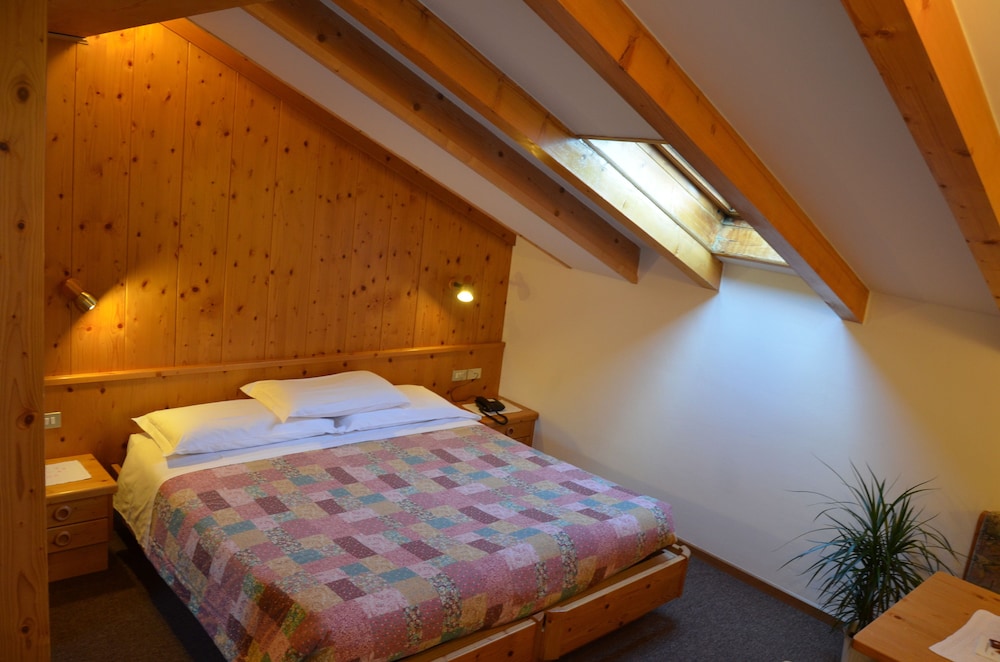 HOTEL LADINA 21/56