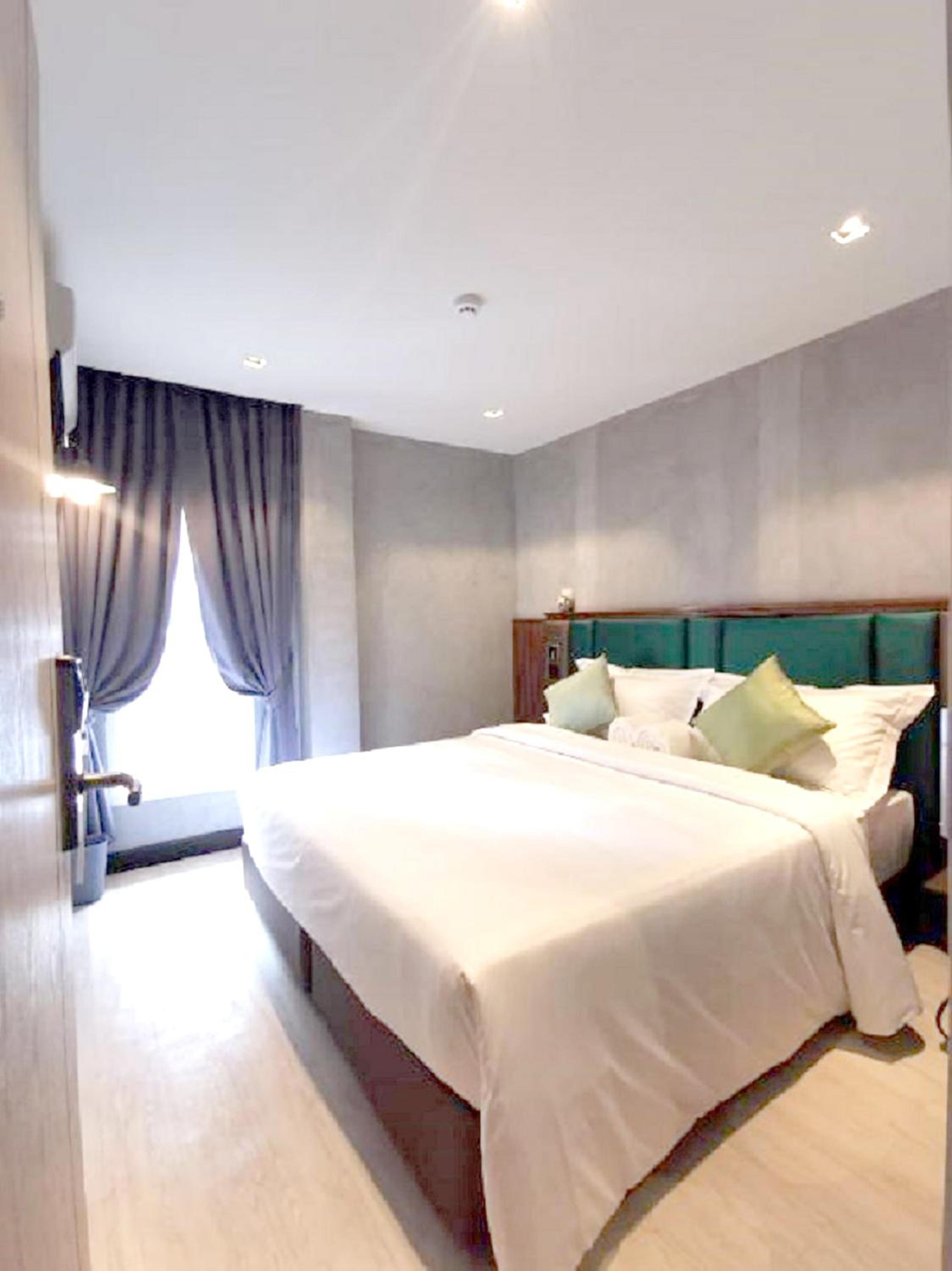 Budget, King Bed, Shared Bathroom, No Window