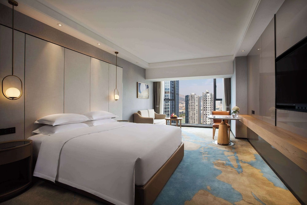 DELUXE, KING BED