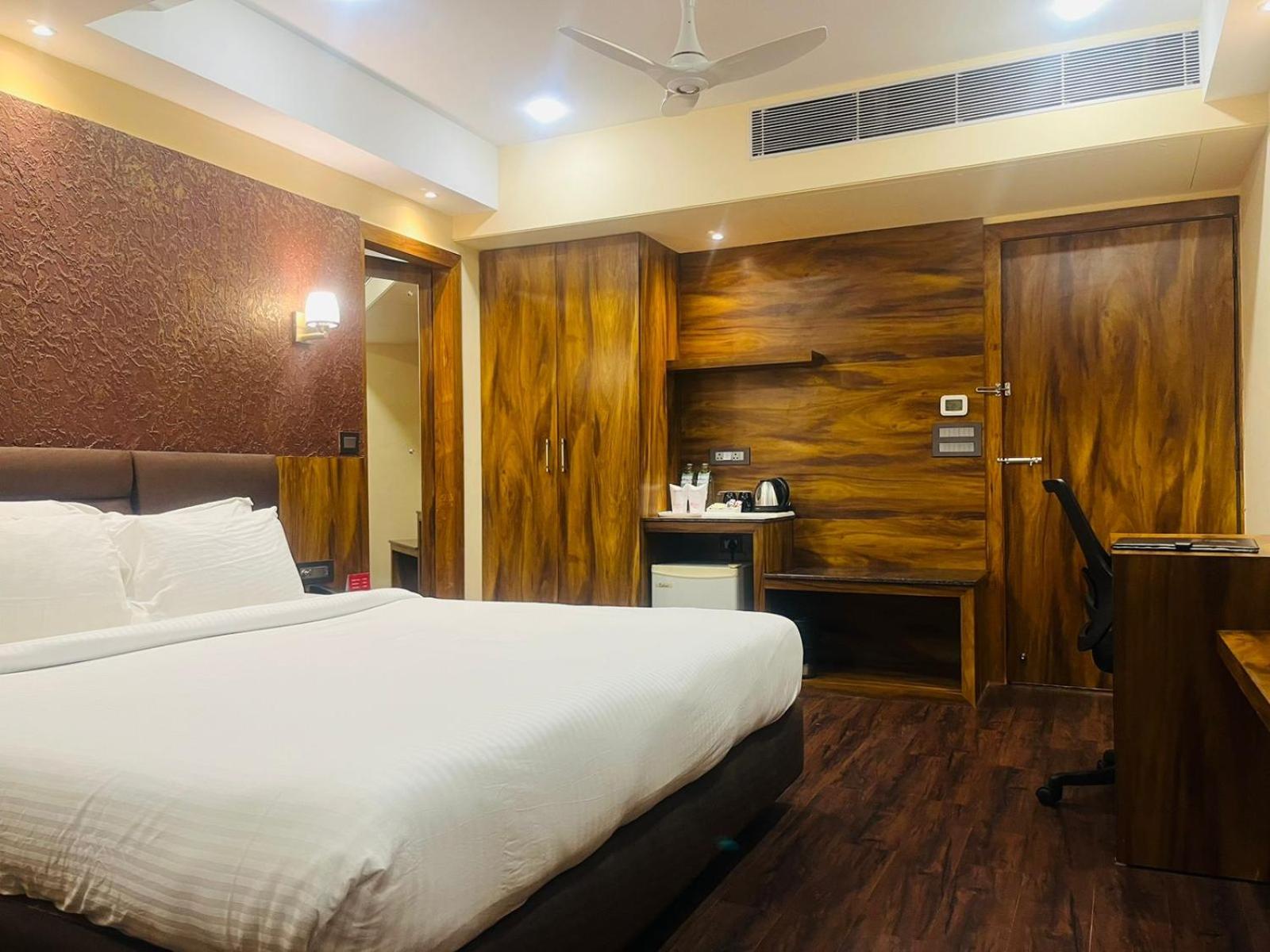 Oyo Premium Paltan Bazar 22/49