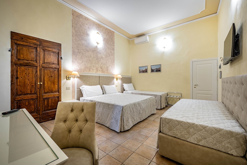 غرفة رباعية بسرير كوين وسريرين منفصلين، Hotel Alessandra 4/10