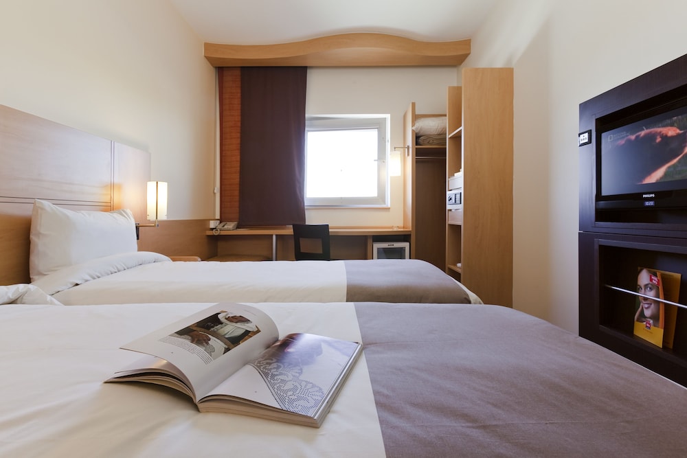 ROOM, TWIN BEDS