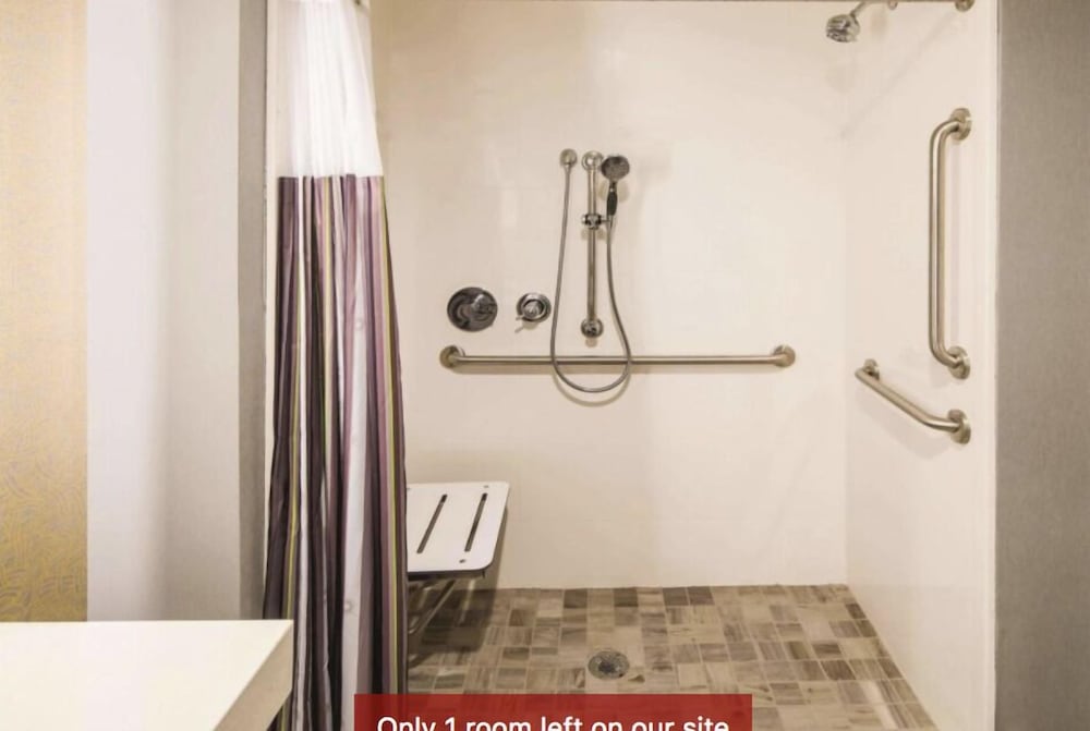 غرفة بسرير كينج بحوض استحمام، La Quinta Inn & Suites by Wyndham Locust Grove 9/9