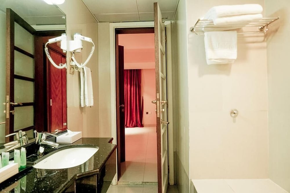 غرفة قياسية بسريرين منفصلين، La Rosa Hotel Ex Rotana Hotel Muscat 2/2