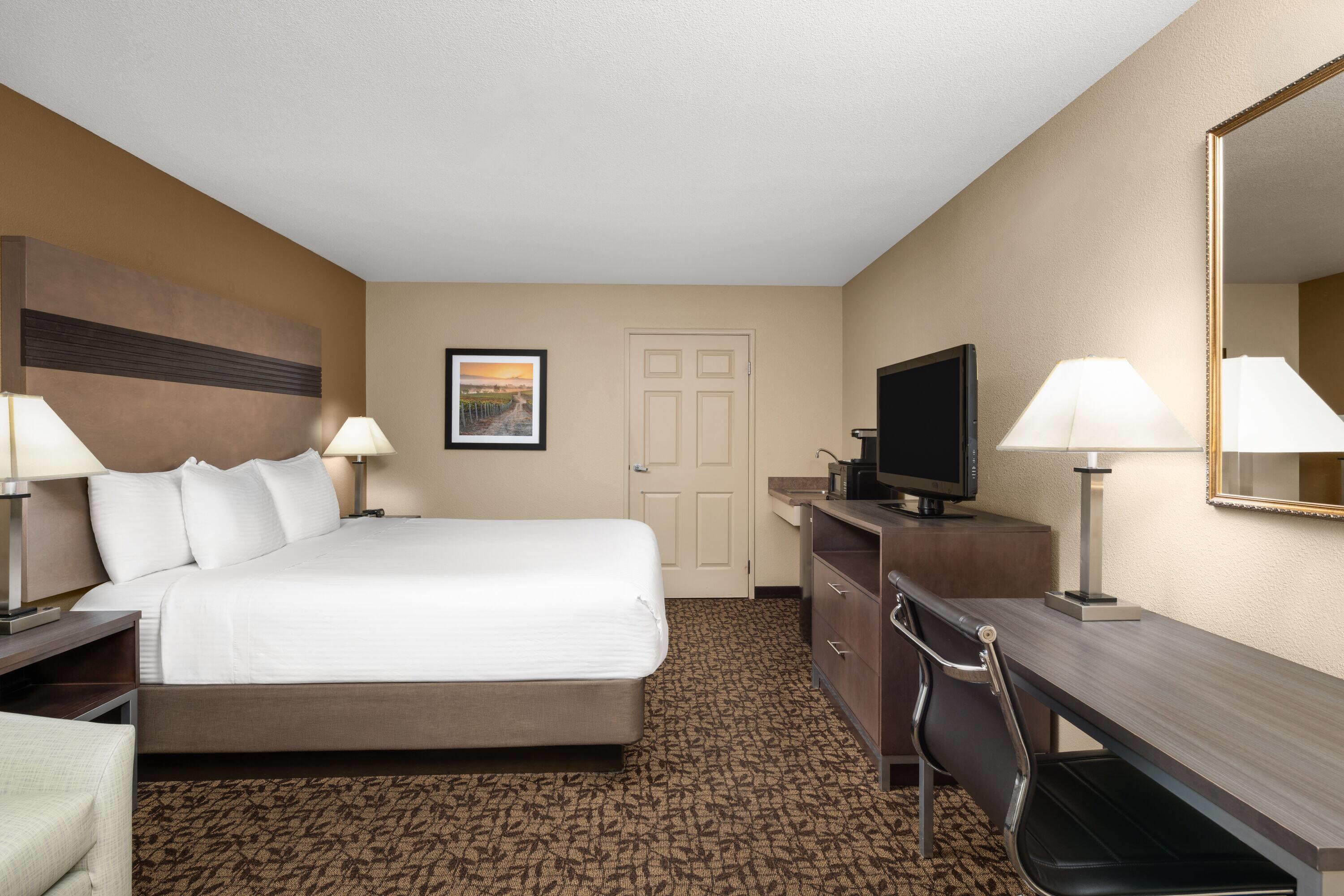Suite, King Bed, Accessible