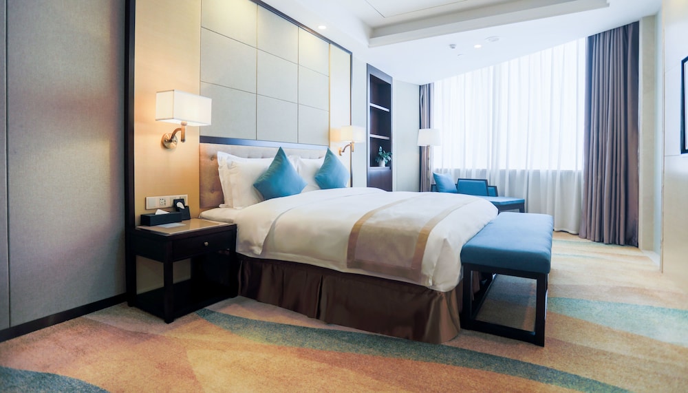 Hundred Hotel 28/60