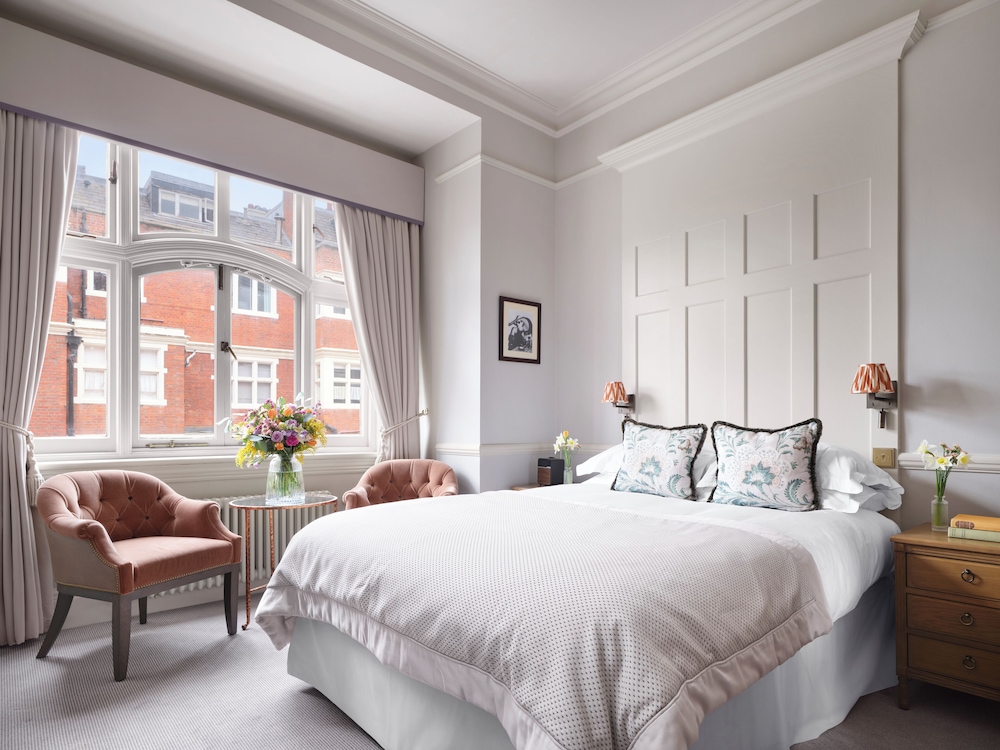SUPERIOR, QUEEN BED