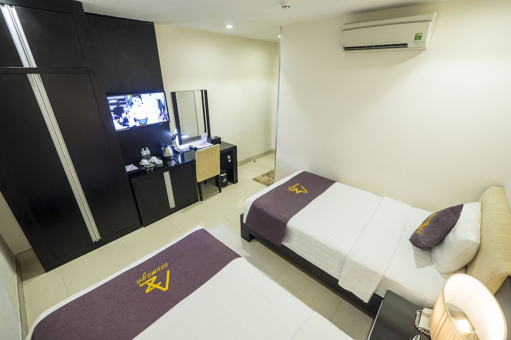 DELUXE, TWIN BEDS, NO WINDOW