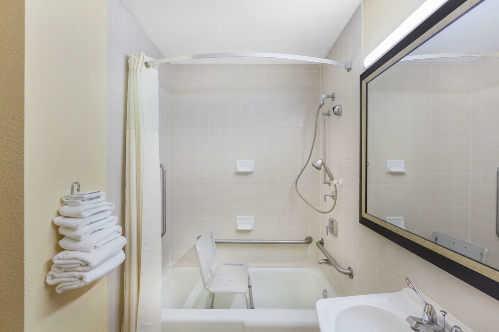 Days Inn By Wyndham Uvalde 15/16