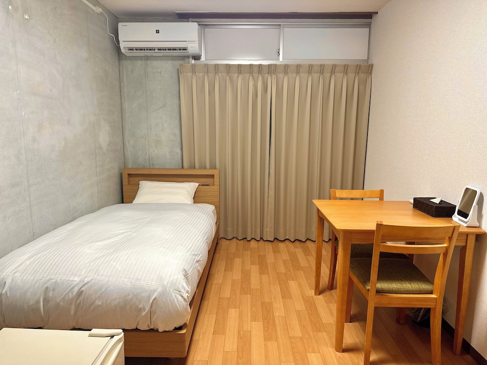 STANDARD, TWIN BEDS, SHARED BATHROOM