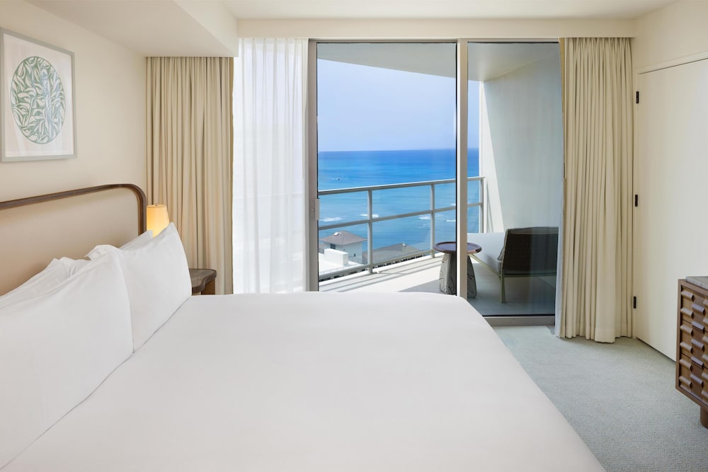 Renovated, 2 Bedrooms, Premium, Suite, King and Queen Bed, Partial Ocean View, 2 Sofa