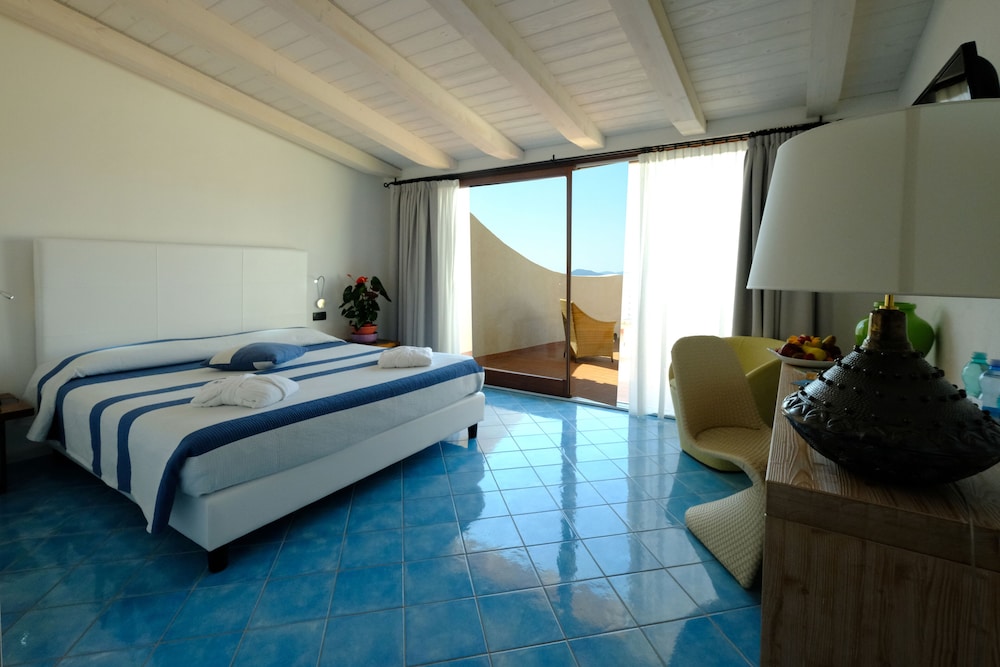 Hotel Resort And Spa Baia Caddinas 9/50