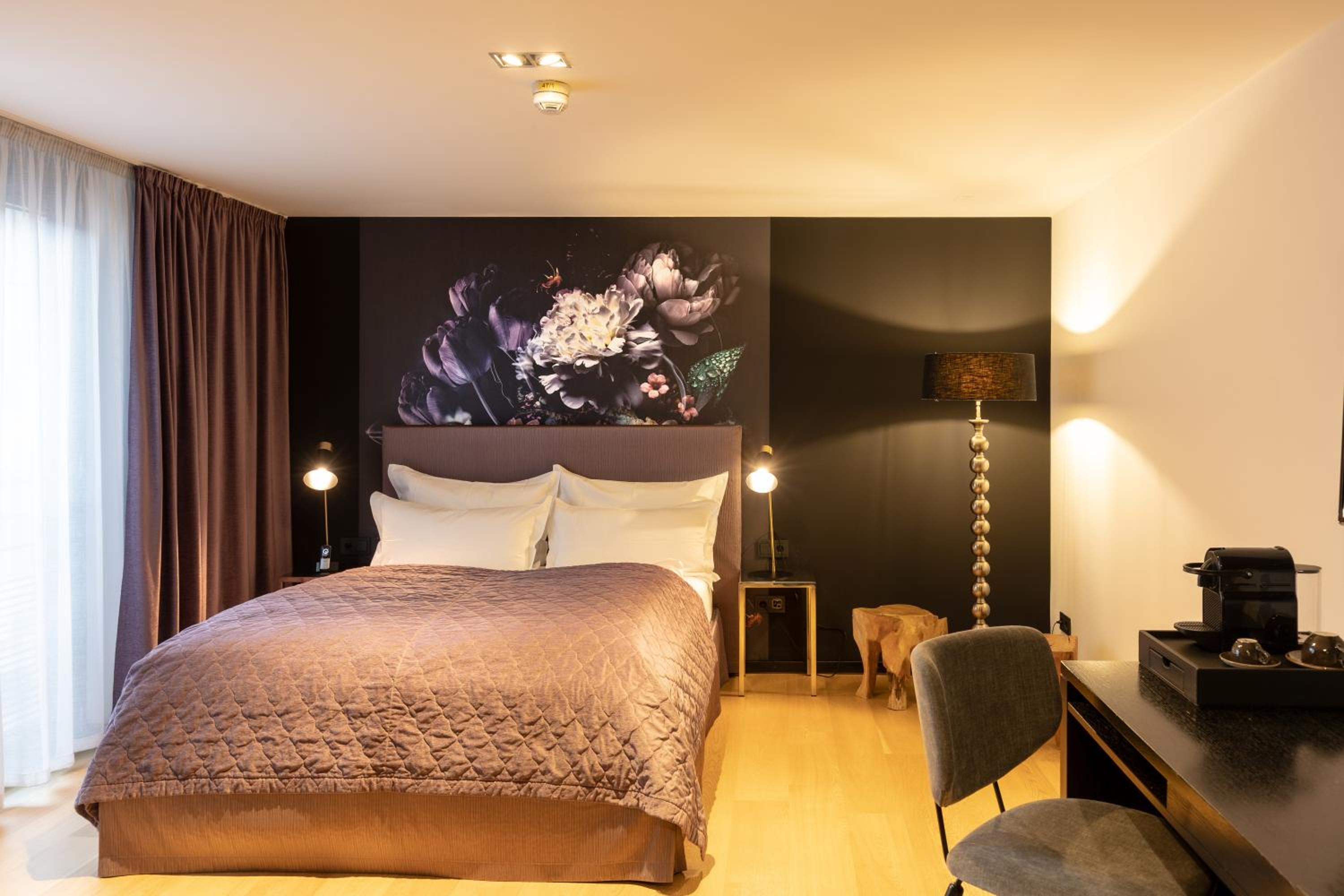Light, Queen Bed