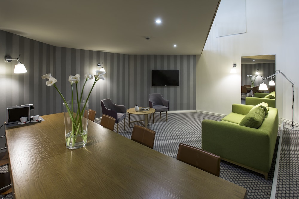 Jump INN Hotel 30/38