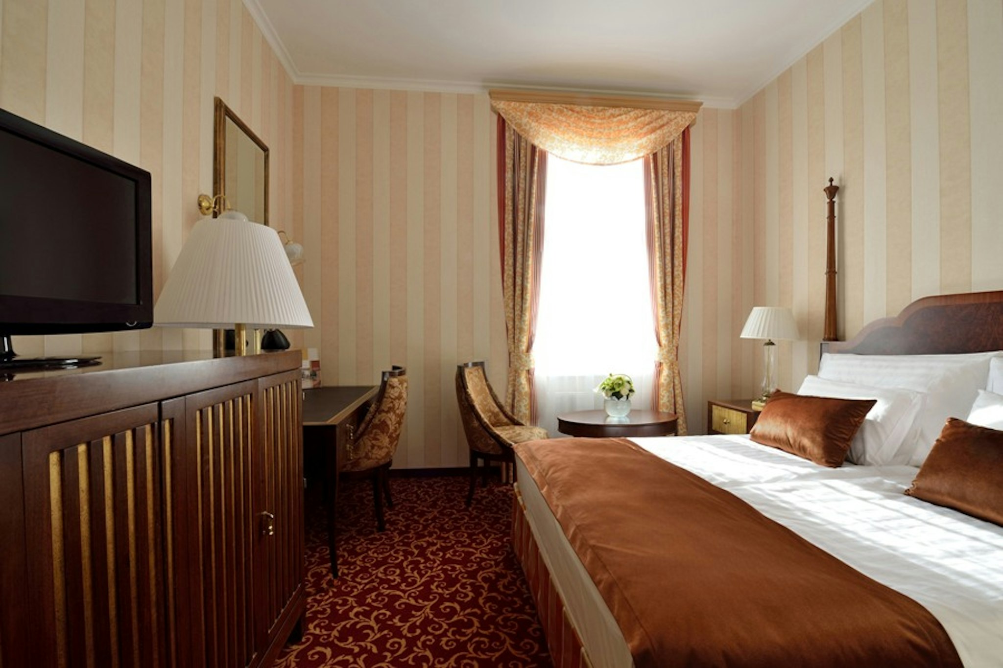 DELUXE, DOUBLE BED