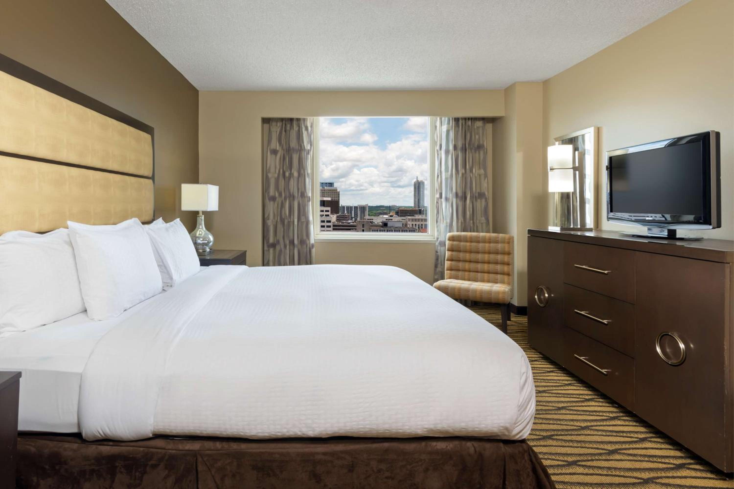 1 BEDROOM, STUDIO, KING BED