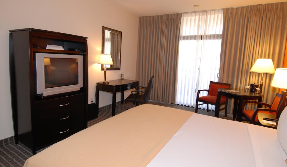 Oakland Airport Executive Hotel 24/65