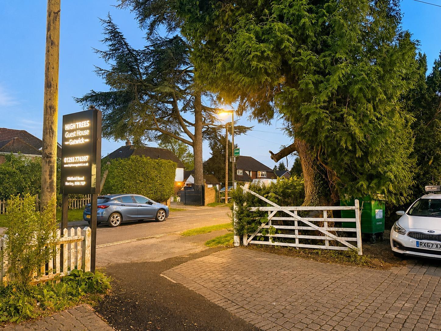 High Trees Guest House Gatwick 29/49