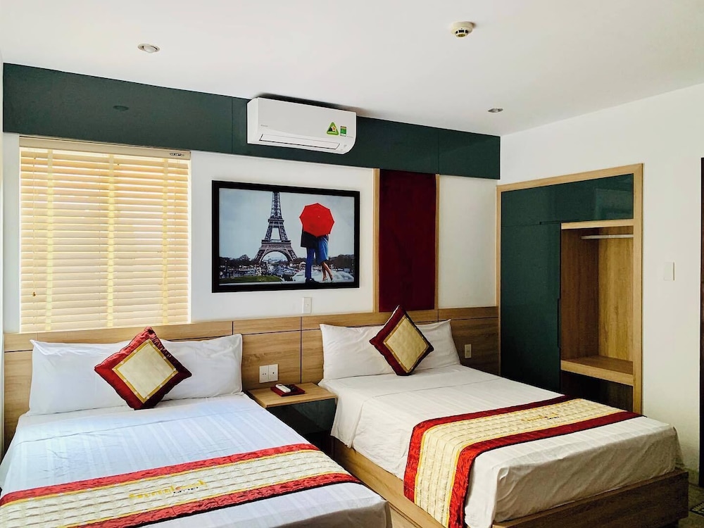 DELUXE, DOUBLE OR TWIN BED
