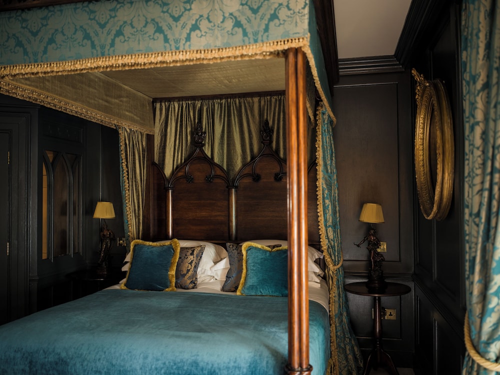 DELUXE, KING BED