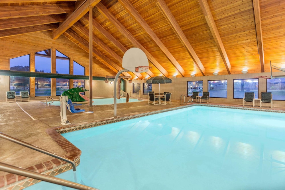 AmericInn by Wyndham Wisconsin Dells 4/30