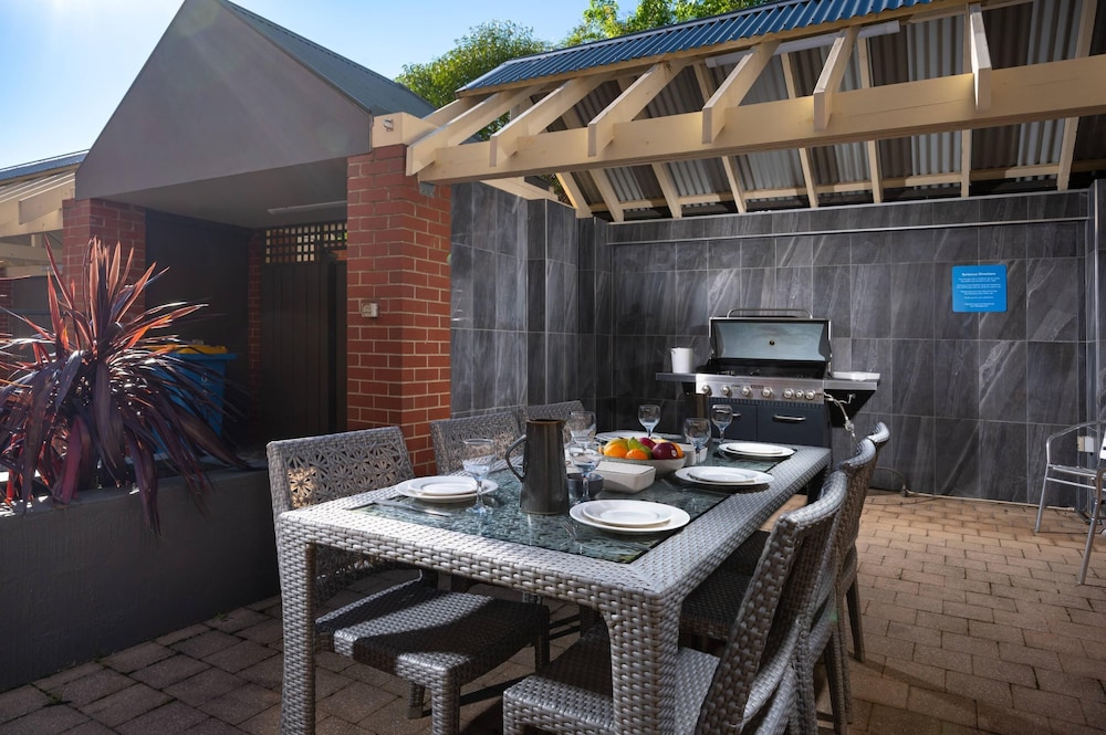 MainStay Suites Kew 41/60