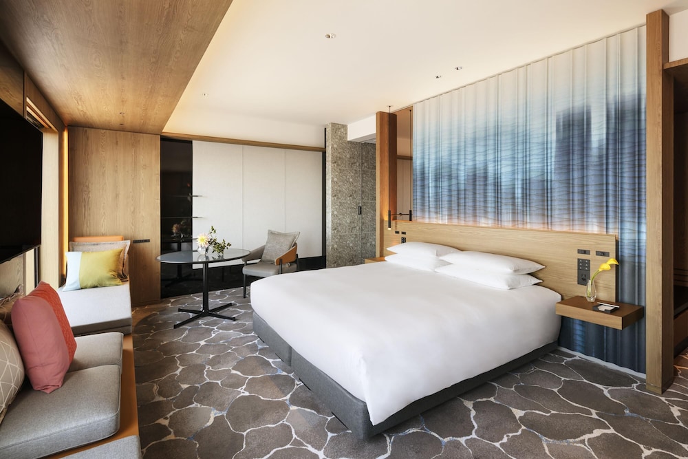 STUDIO, KING BED, PARK VIEW