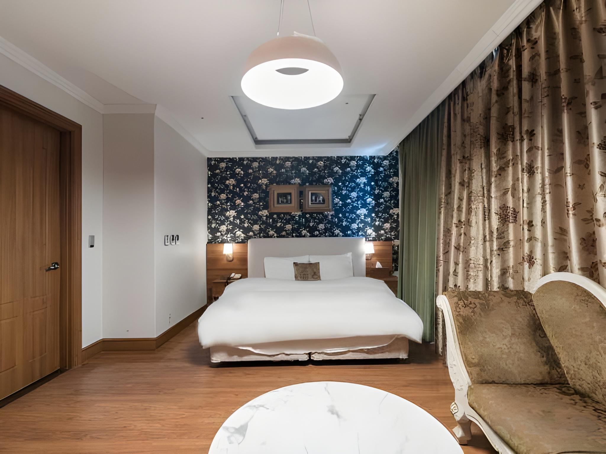 Suite, King Bed, River View