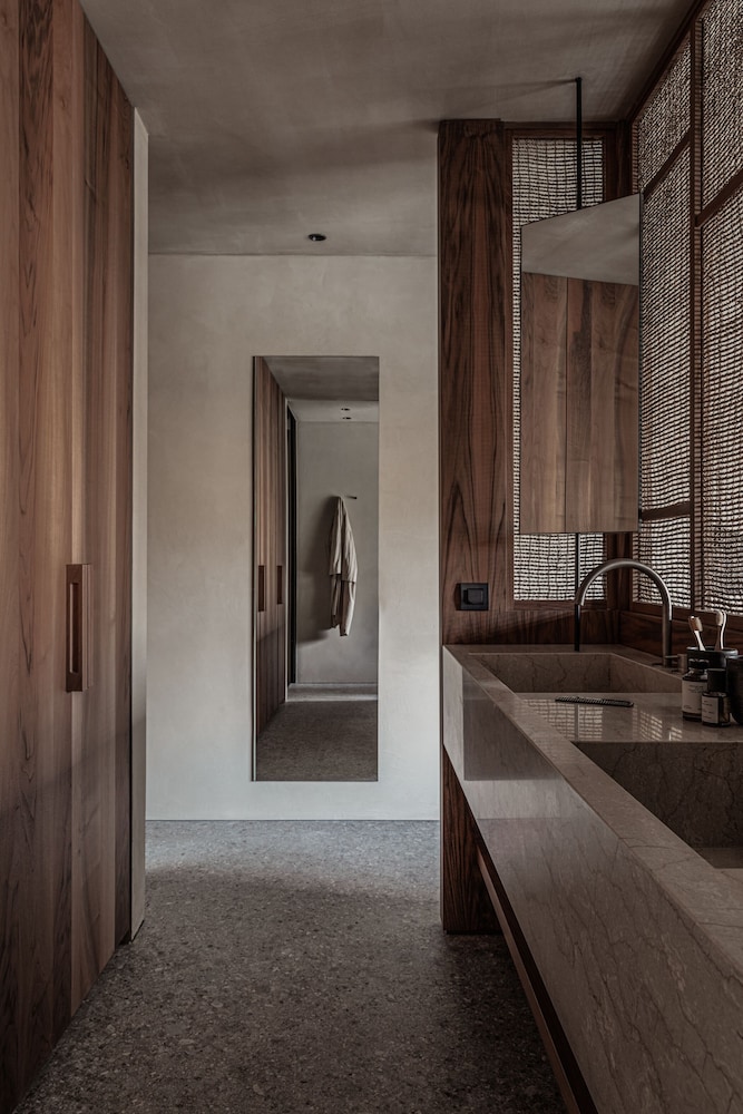 DESIGN, SUITE, KING BED, POOL ACCESS