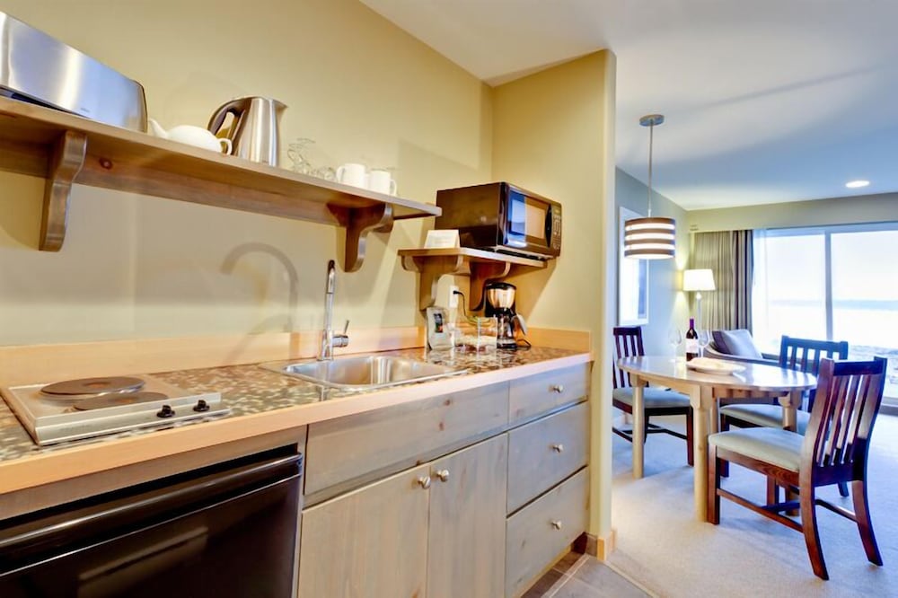 Kingfisher Oceanside Resort and Spa 58/59