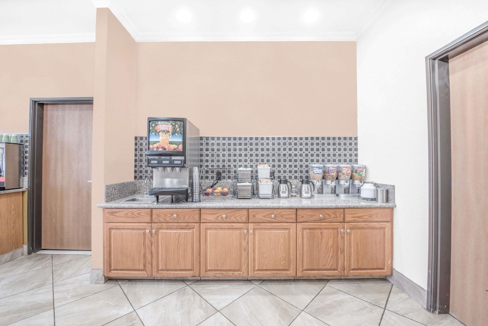 Baymont by Wyndham Pearsall 4/33