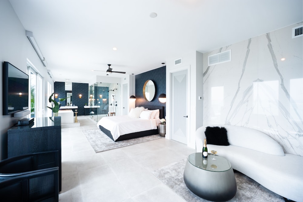 Black Urchin Boutique Resort 45/65