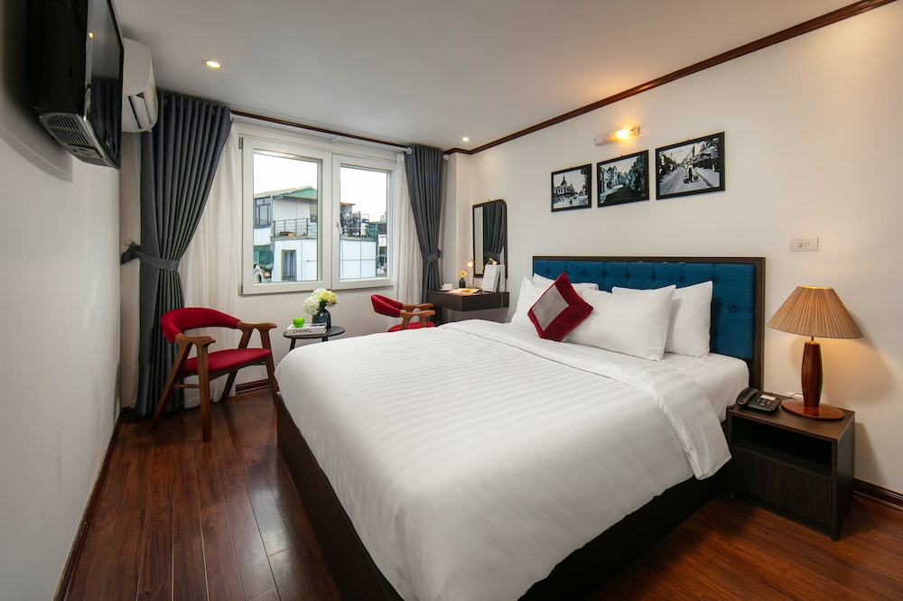 Deluxe, Queen Bed, City View