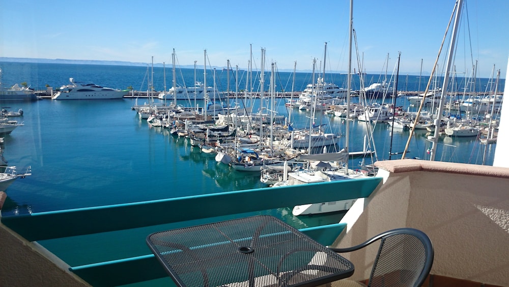 The Westmarine Waterfront Hotel 55/61