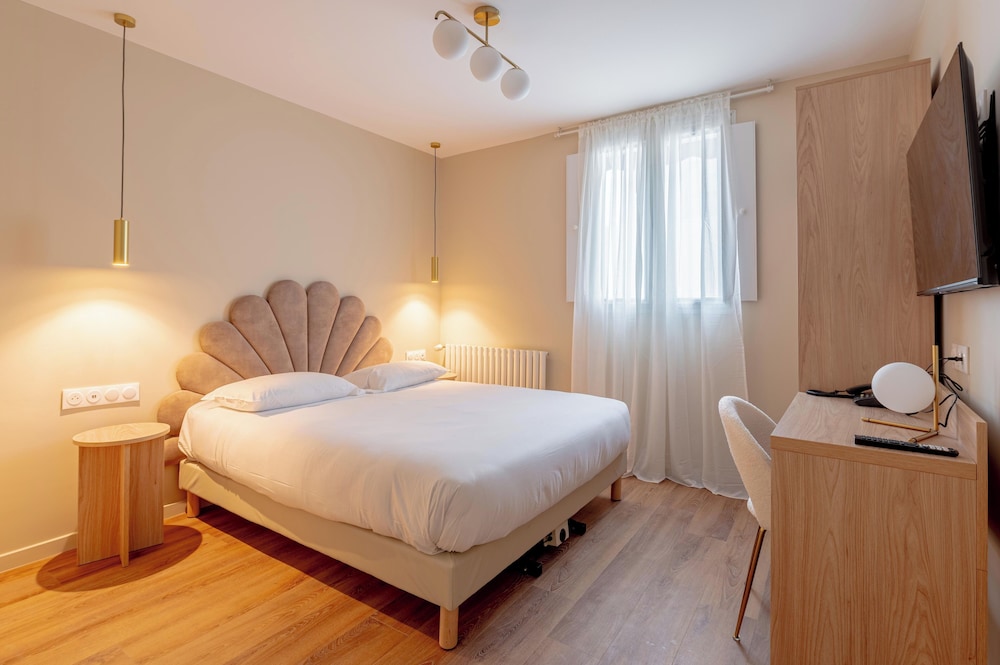 Comfort, Triple, Queen Bed