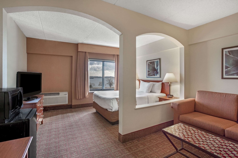 La Quinta Inn & Suites by Wyndham New Haven 34/49
