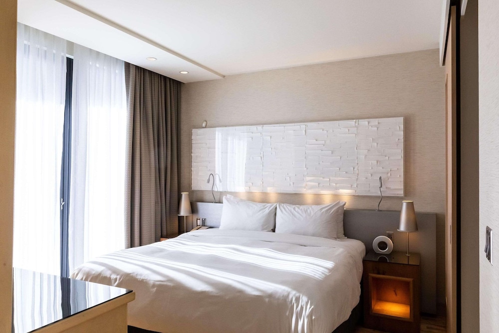 1 BEDROOM, AMBASSADOR, SUITE, KING BED