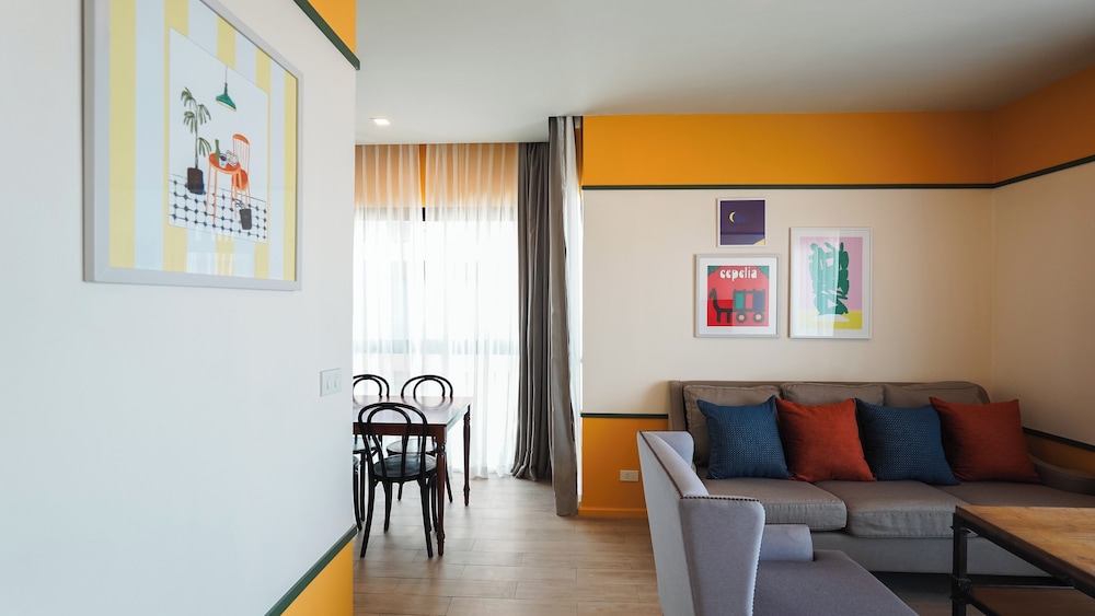 DLUX Condominium 28/44