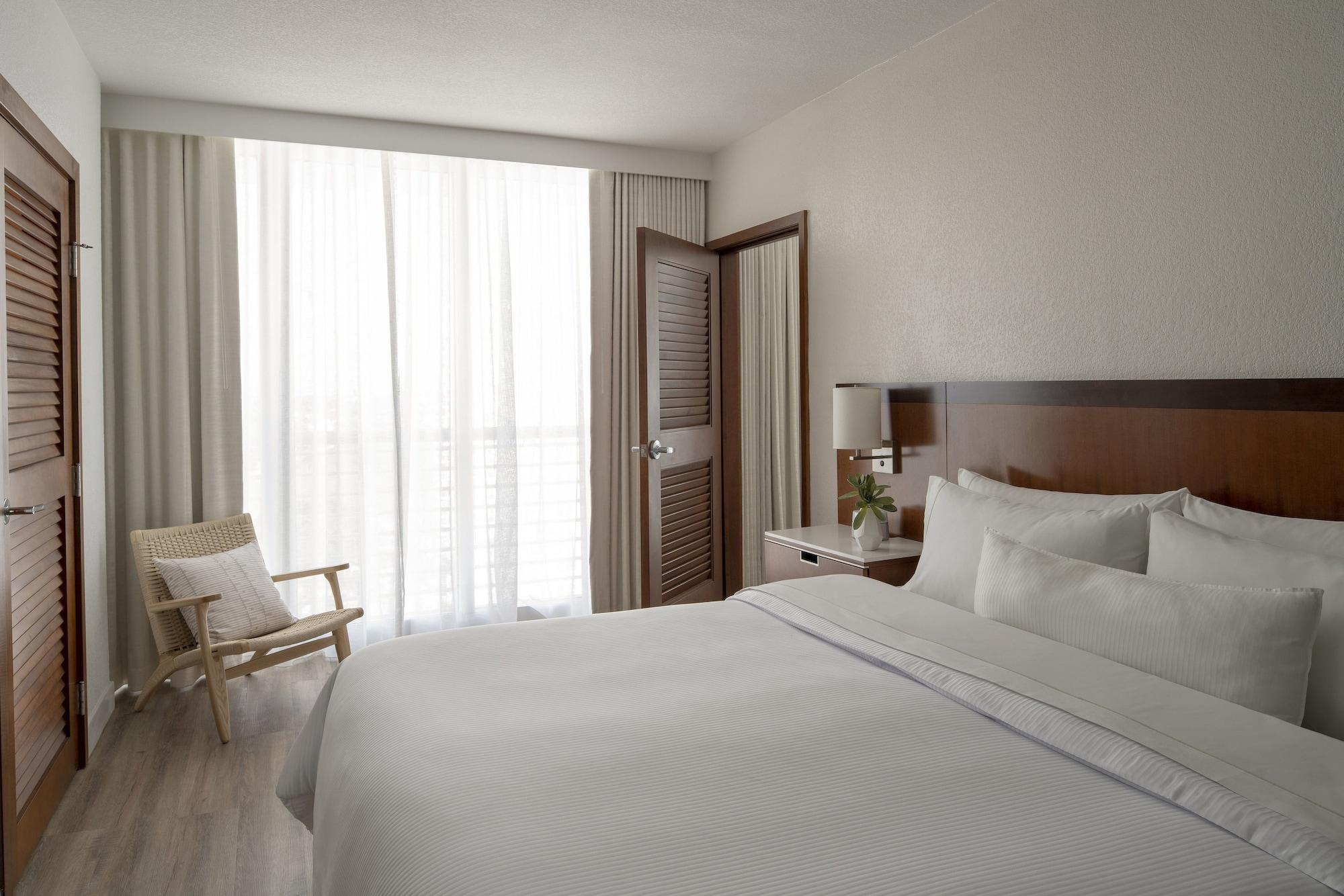 Suite, King Bed, Intracoastal View