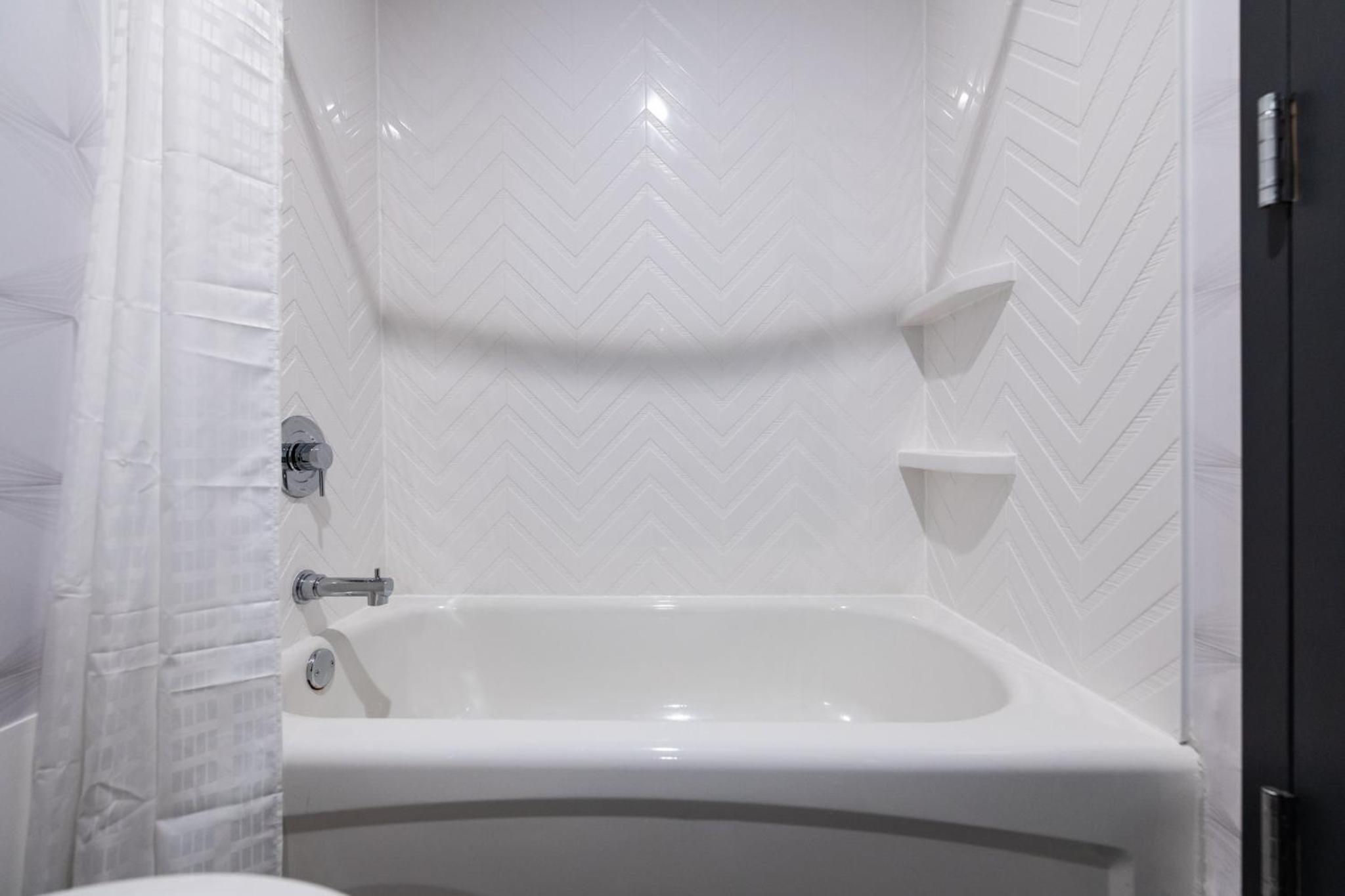غرفة بسرير مزدوج بحوض استحمام لذوي الإعاقة، Holiday Inn Newark International Airport An Ihg Hotel 6/6