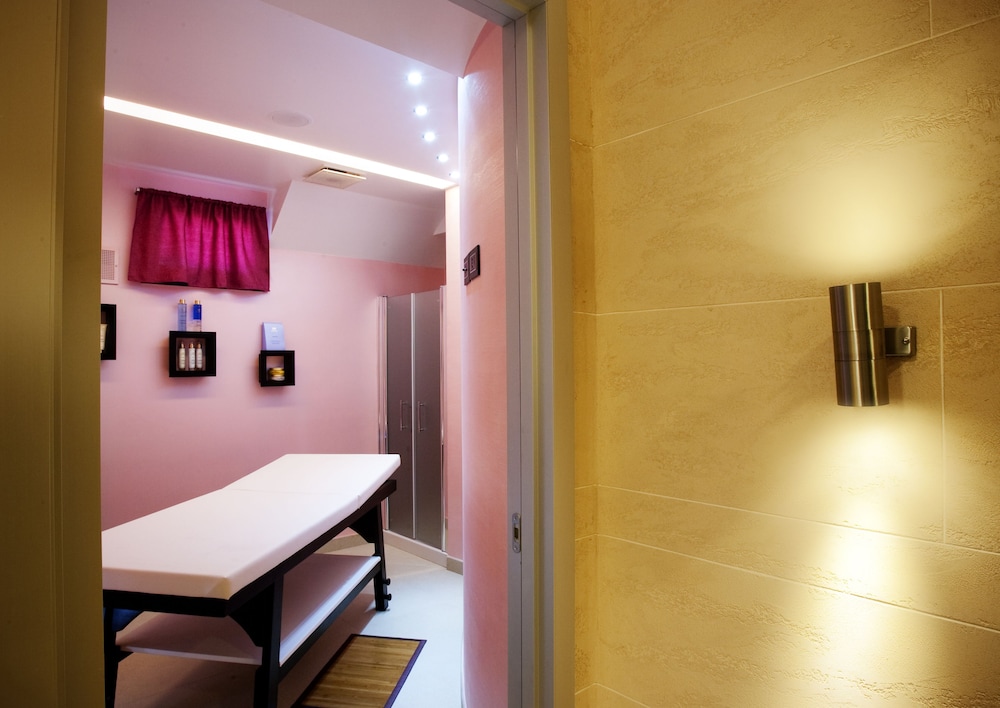 'A NUCIARA PARK HOTEL & WELLNESS CENTER 28/40