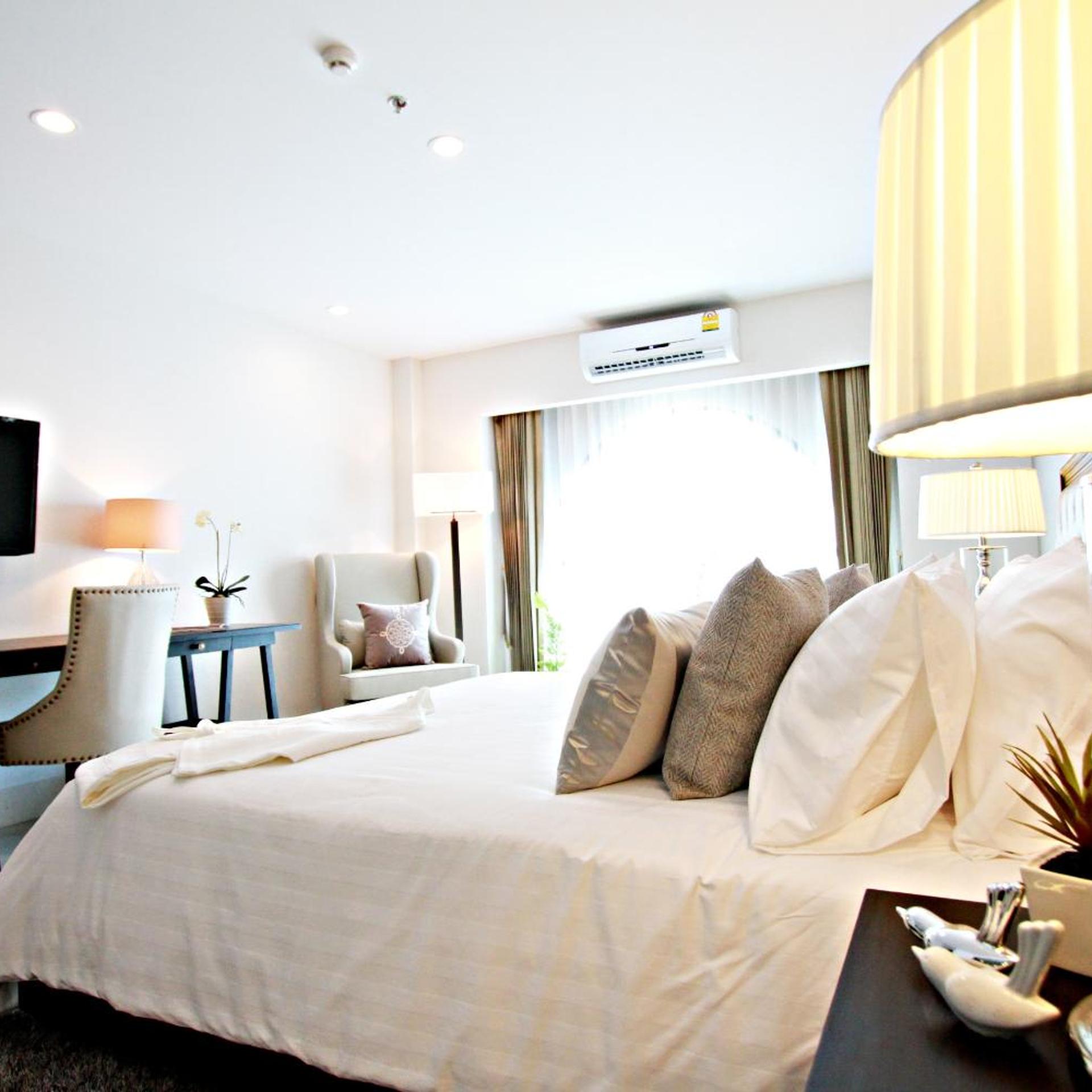 Cabana, King Bed, Pool View 4/8