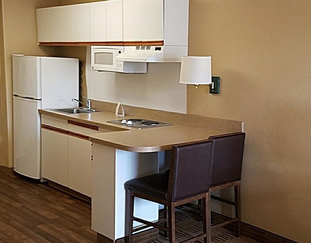 Hawthorn Extended Stay by Wyndham Irving DFW North 60/69