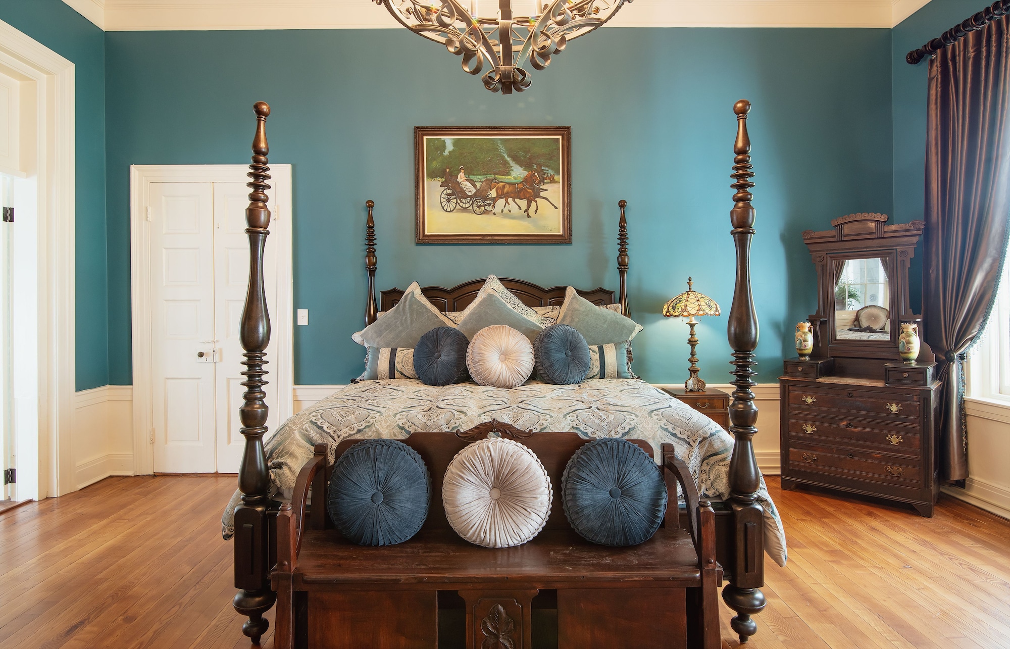 Mansion, King Bed
