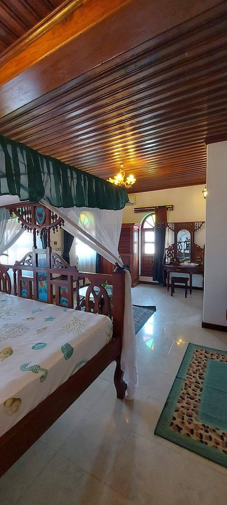 TAUSI PALACE HOTEL 64/90