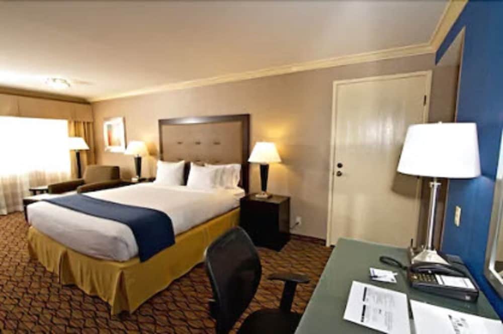 Holiday Inn Express Port Hueneme 12/38