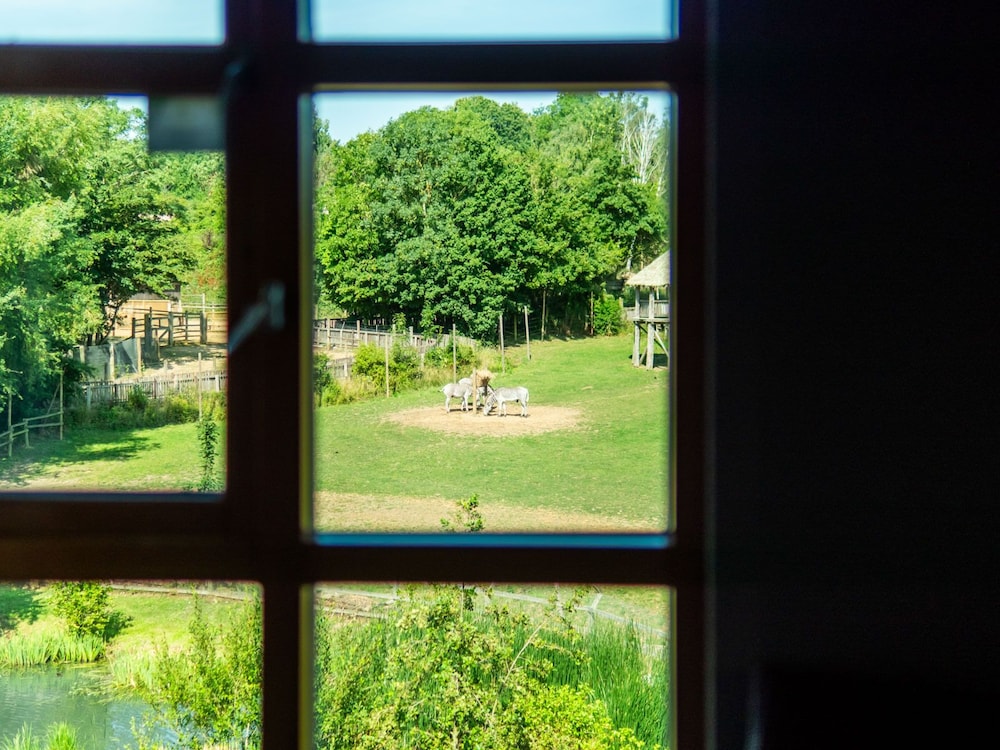Chessington Resort Hotels 67/90