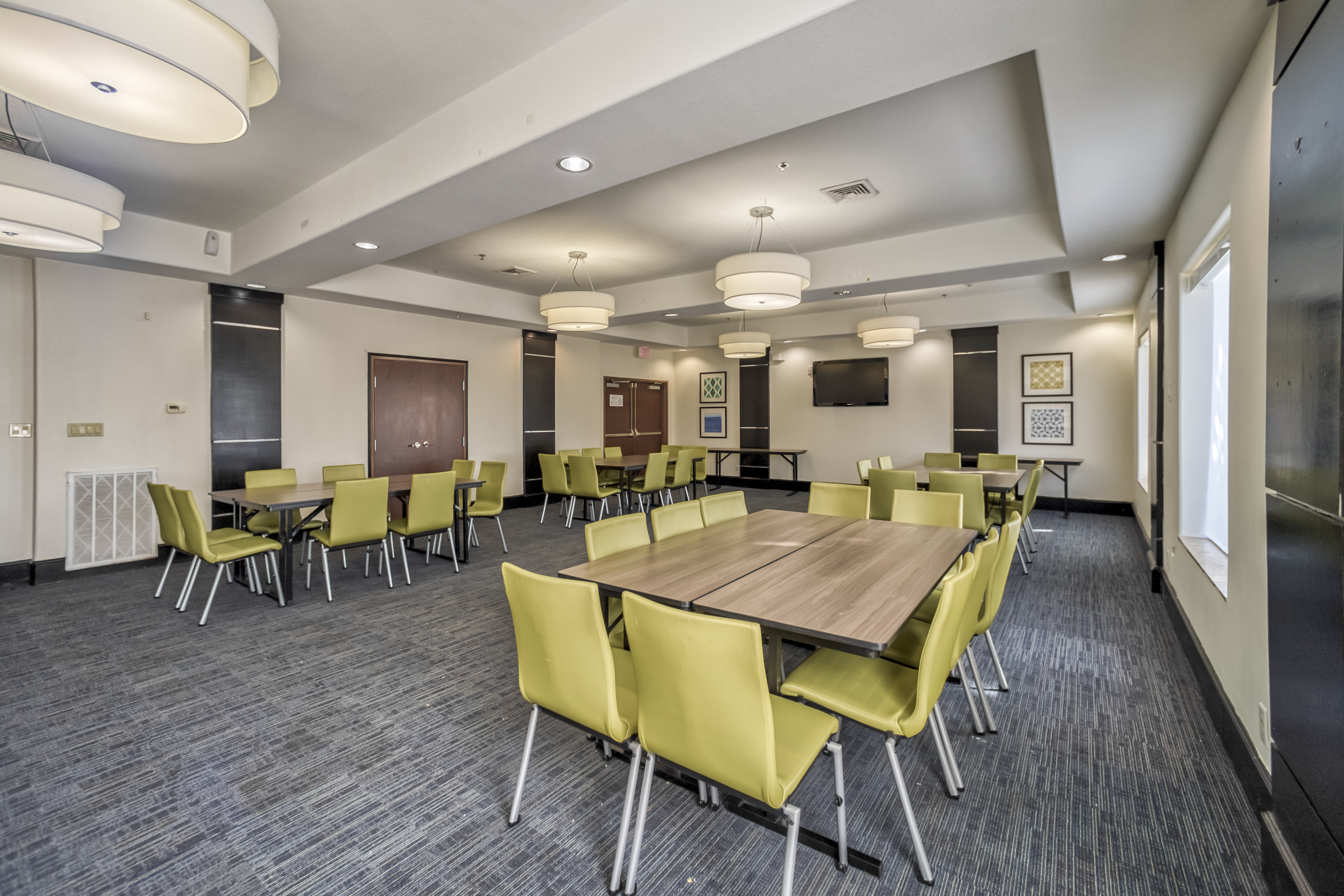 Holiday Inn Express Suites Beeville 56/76
