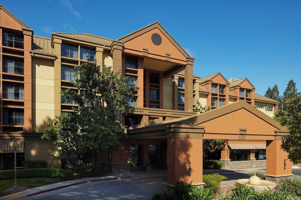 Courtyard Santa Rosa 2/49