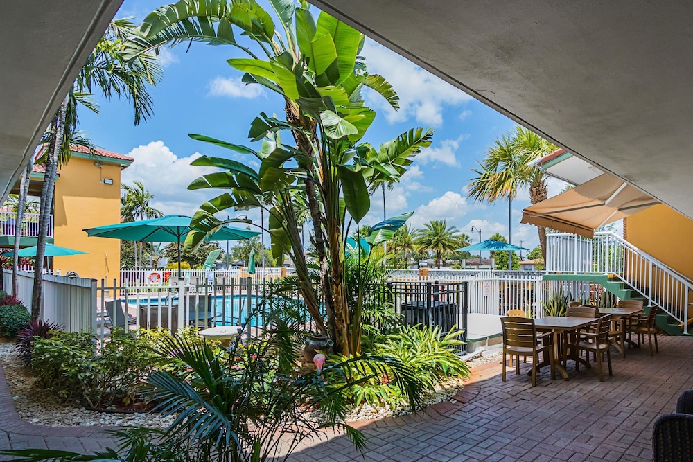 Quality Inn and Suites Airport Cruise Port Hollywood 12/55